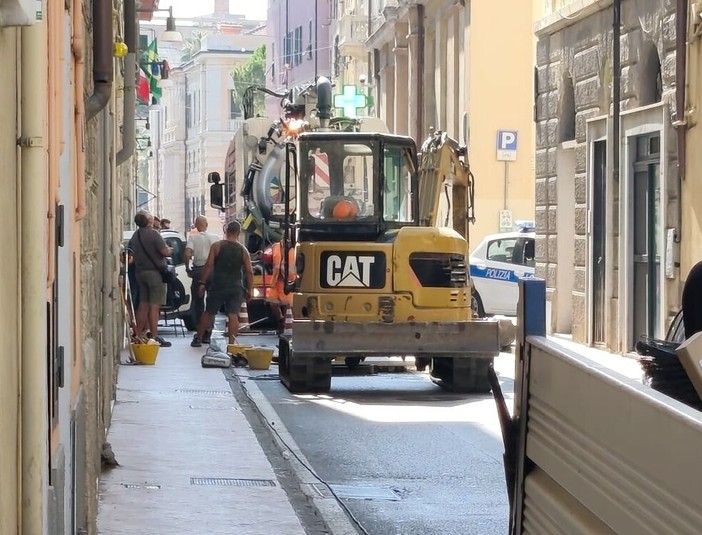 Oneglia, cedimento in centro: via Des Geneys chiusa, tempi previsti per il ripristino non brevi Oneglia, cedimento in centro: via Des Geneys chiusa, tempi previsti per il ripristino non brevi