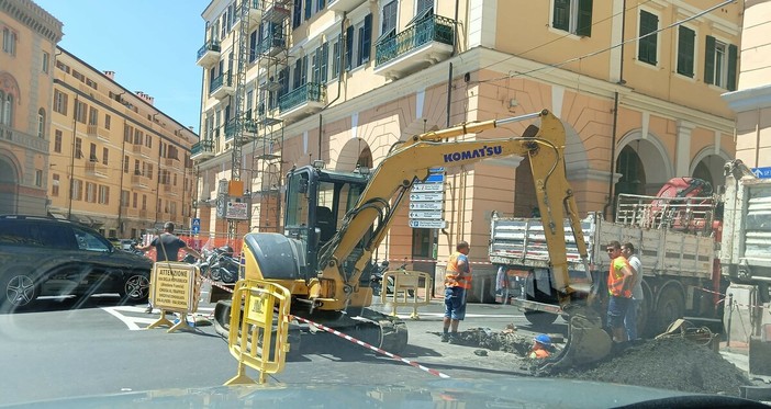 Voragine all'incrocio di piazza Dante, scattate chiusure e deviazioni: traffico in tilt in città