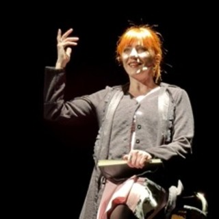 Diano Marina, 'La donna della bomba atomica': la storia dimenticata di Leona Woods riempie il Teatro dianese