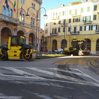 Imperia, riqualificazione del centro di Oneglia: in dirittura d'arrivo i lavori di asfaltatura di piazza Dante (Foto e video)