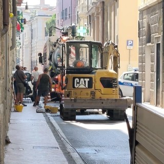 Oneglia, cedimento in centro: via Des Geneys chiusa, tempi previsti per il ripristino non brevi