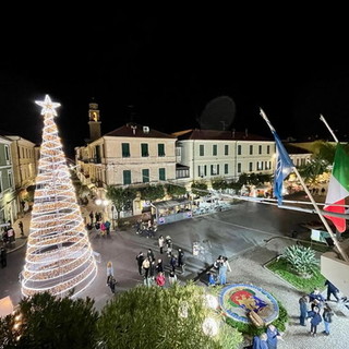 Diano Marina si prepara ad accendere le luminarie natalizie, il Comune investe 36 mila euro Diano Marina si prepara ad accendere le luminarie natalizie, il Comune investe 36 mila euro