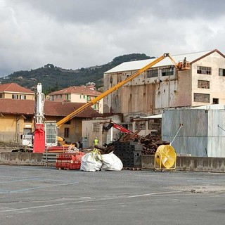 Imperia, inizia la demolizione dei silos dell’ex mangimificio Moreno-Carrettieri-Gandolfo (video)