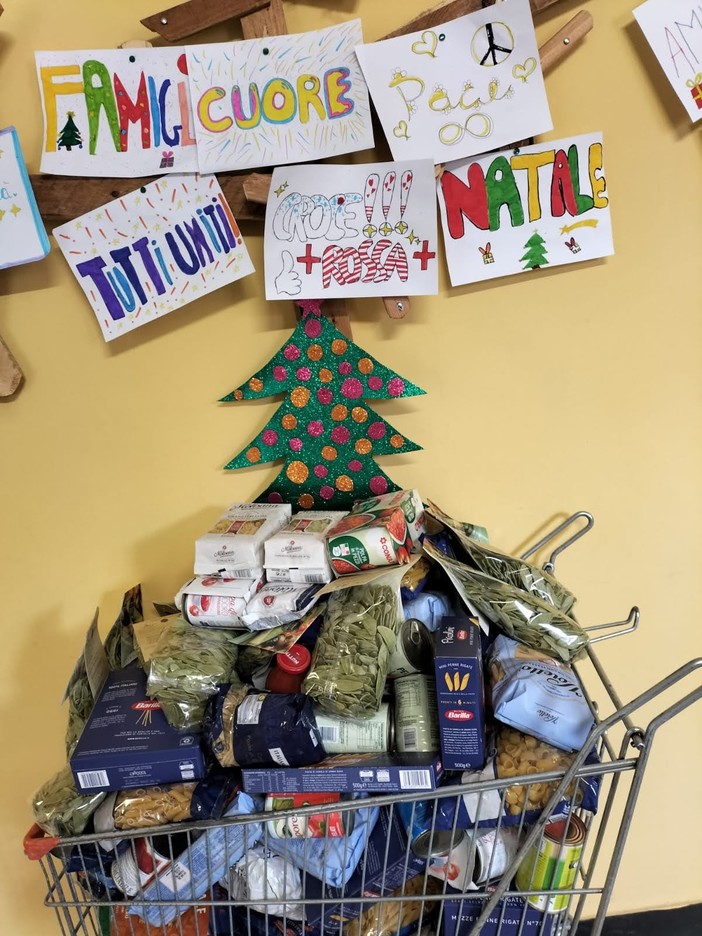 Imperia, alla "Littardi" una raccolta di generi alimentari da parte dei piccoli allievi Imperia, alla "Littardi" una raccolta di generi alimentari da parte dei piccoli allievi