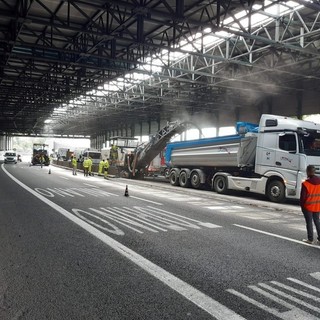 In un video crollo di calcinacci da viadotto dell'A10: sulla corsia i lavori di un cantiere