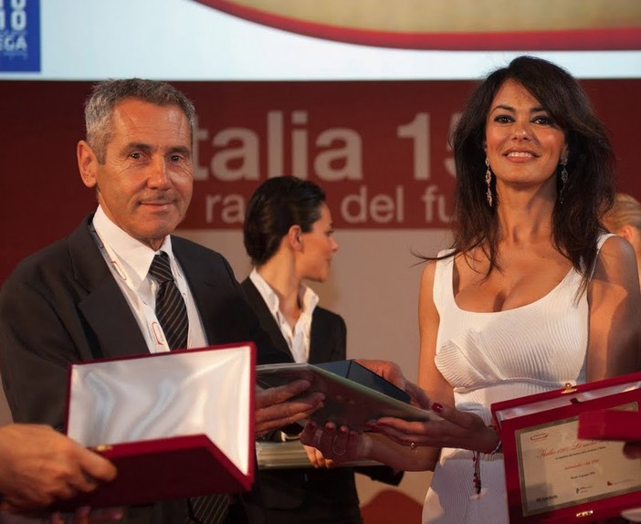 Luciano Arimondo a sinistra premiato da Maria Grazia Cucinotta Luciano Arimondo a sinistra premiato da Maria Grazia Cucinotta
