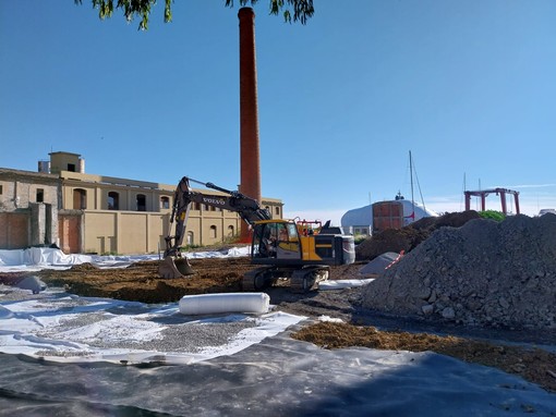 Ruspe e operai al lavoro per la bonifica dell'area delle ex-Ferriere Ruspe e operai al lavoro per la bonifica dell'area delle ex-Ferriere