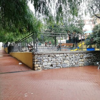 Imperia: cavi elettrici all’aria nel parco giochi di Largo Ghiglia, la preoccupante segnalazione di alcuni lettori Imperia: cavi elettrici all’aria nel parco giochi di Largo Ghiglia, la preoccupante segnalazione di alcuni lettori