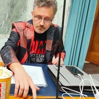 Consiglio comunale a Imperia, Sardi in aula con giacca arlecchino e maglietta sul G8 di Genova