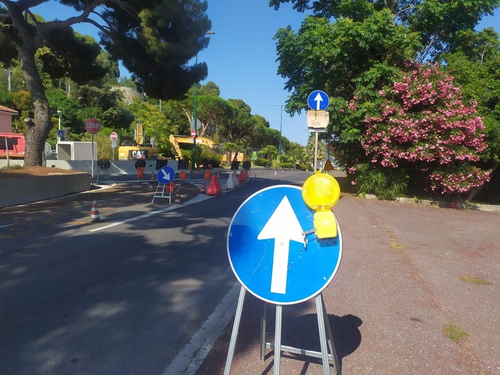 Imperia, lavori sul lungomare Vespucci: cambia la viabilità. Da domani invece, divieto di sosta presso il piazzale Santa Lucia (Foto e video) Imperia, lavori sul lungomare Vespucci: cambia la viabilità. Da domani invece, divieto di sosta presso il piazzale Santa Lucia (Foto e video)