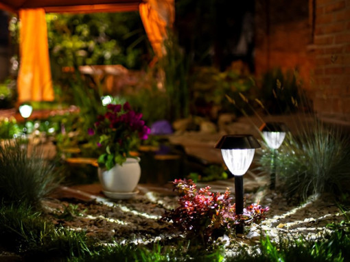 Il fascino dell’eco-illuminazione: perché adottare delle lampade solari da giardino