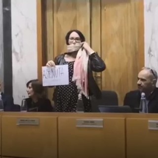 Imperia: polemica sugli interventi in Consiglio, la capogruppo M5S Maria Nella Ponte si 'imbavaglia' (video)