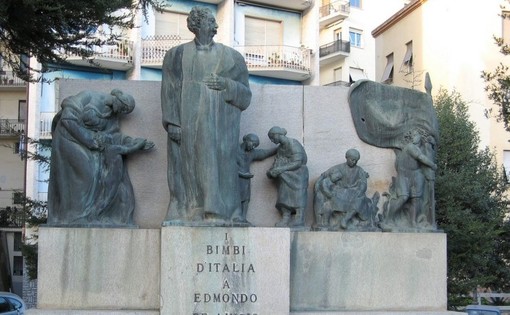 L'AMARCORD DEL SABATO.  Il 15 maggio 1932 storica inaugurazione del monumento a De Amicis: la maxi scultura voluta e pagata da 2 milioni di piccoli studenti di tutta Italia