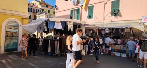 Rivoluzione per il mercato di Oneglia: nuove regole, più sicurezza e tutela del centro storico Rivoluzione per il mercato di Oneglia: nuove regole, più sicurezza e tutela del centro storico
