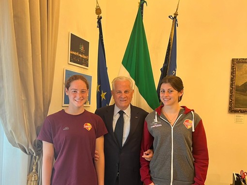Imperia, le nuotatrici Martina Acquarone e Anna Balbis ricevute a Palazzo Civico dal sindaco Scajola Imperia, le nuotatrici Martina Acquarone e Anna Balbis ricevute a Palazzo Civico dal sindaco Scajola
