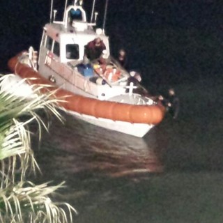 Peschereccio si schianta contro gli scogli del molo lungo di Oneglia: in salvo l’equipaggio