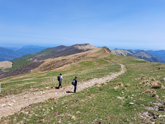Nuova segnaletica per i sentieri del Parco Alpi Liguri: investimento per la valorizzazione e messa in sicurezza degli itinerari