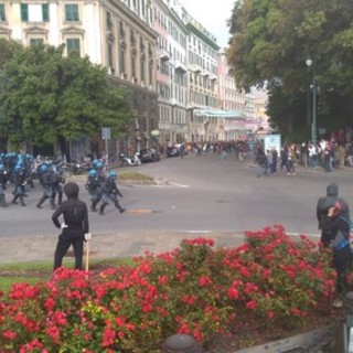 Contromanifestazione antifascista a Genova: scontri e cariche a Corvetto (VIDEO)