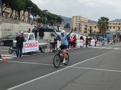 L'arrivo di Moschetta a braccia alzate sul traguardo di lungomare Vespucci