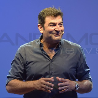 Max Giusti in 'Bollicine – Update' al teatro Ariston di Sanremo