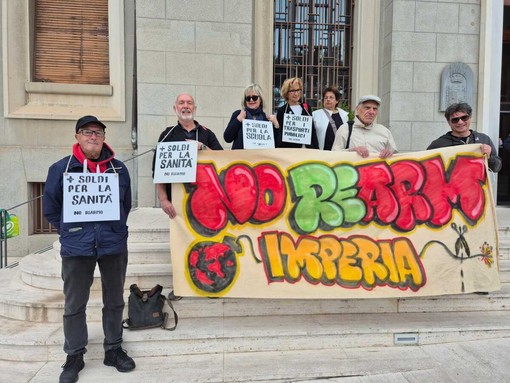 Consiglio comunale a Imperia, davanti a Palazzo Civico la manifestazione contro il riarmo