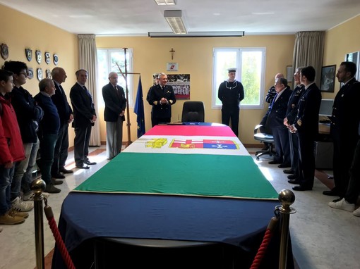 Imperia: alla capitaneria di porto, consegnata una medaglia d’onore per lunga navigazione ‘oro’ ad un marittimo imperiese Imperia: alla capitaneria di porto, consegnata una medaglia d’onore per lunga navigazione ‘oro’ ad un marittimo imperiese