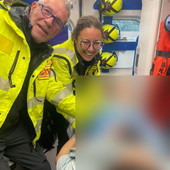 Mamma partorisce in ambulanza sull’A10: fiocco rosa dopo l’uscita di San Bartolomeo al Mare