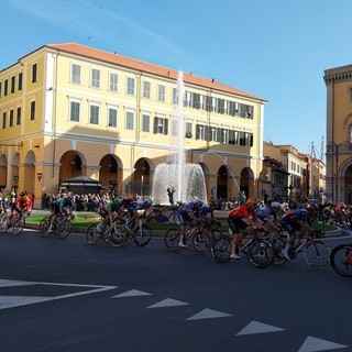 Inizia il conto alla rovescia per la Milano-Sanremo: a Imperia il suggestivo passaggio in piazza Dante