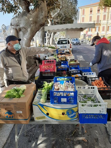 Ospedaletti, si è svolto in sicurezza per ambulanti e clienti il mini mercato alimentare (Foto)