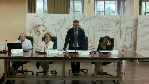 Diano Marina, il sindaco Za scarica le colpe sui funzionari. Le opposizioni: "Inaudito"