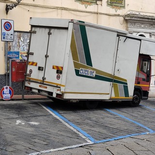 Imperia, 'mercato fantasma' di Porto Maurizio marcia indietro del Comune: le bancarelle tornano nelle piazze Ricci e Roma Imperia, 'mercato fantasma' di Porto Maurizio marcia indietro del Comune: le bancarelle tornano nelle piazze Ricci e Roma