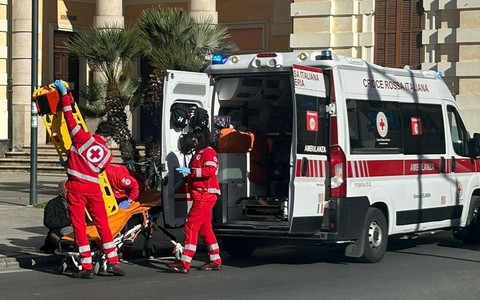 Malore in piazza De Amicis, Settantenne si accascia al suolo