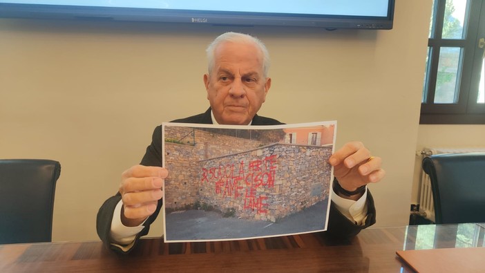 Scritta minatoria contro Scajola con falce e martello a Castelvecchio: "Infame, per te ci sono le lame"