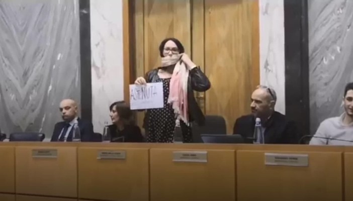 Imperia: polemica sugli interventi in Consiglio, la capogruppo M5S Maria Nella Ponte si 'imbavaglia' (video) Imperia: polemica sugli interventi in Consiglio, la capogruppo M5S Maria Nella Ponte si 'imbavaglia' (video)
