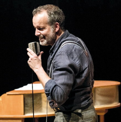 Mario Perrotta in 'Nel blu - avere tra le braccia tanta felicità’ al teatro dell'Albero di San Lorenzo al Mare