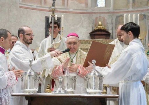 Messa crismale nella Cattedrale di Albenga presieduta dal vescovo Borghetti (Foto)