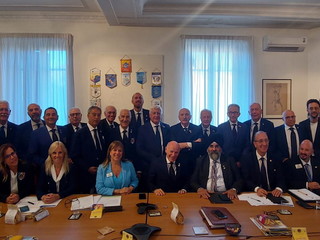 Singh con Governatori e staff della segreteria nazionale, presso la sede di Roma. Singh con Governatori e staff della segreteria nazionale, presso la sede di Roma.