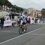 L'arrivo di Moschetta a braccia alzate sul traguardo di lungomare Vespucci