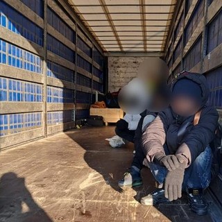 Migranti nascosti su un camion partito da Ventimiglia: scoperti dall'autista a Mondovì