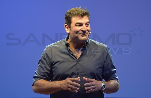 Max Giusti in 'Bollicine – Update' al teatro Ariston di Sanremo Max Giusti in 'Bollicine – Update' al teatro Ariston di Sanremo