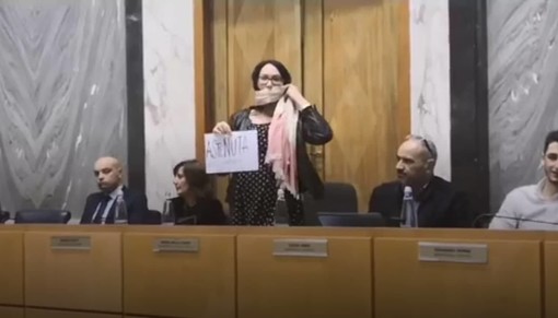 Imperia: polemica sugli interventi in Consiglio, la capogruppo M5S Maria Nella Ponte si 'imbavaglia' (video)