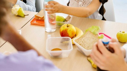 “Genitori a pranzo”, l’iniziativa nelle mense scolastiche va avanti fino al 15 maggio