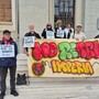 Consiglio comunale a Imperia, davanti al Comune la manifestazione contro il riarmo