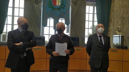 A sinistra Gianalberto Mangiante, al centro Claudio Scajola , a destra Maurizio Temesio