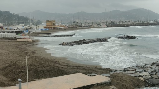 Allerta meteo,  in arrivo forte vento, mareggiate e temporali