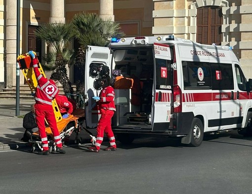 Malore in piazza De Amicis, Settantenne si accascia al suolo