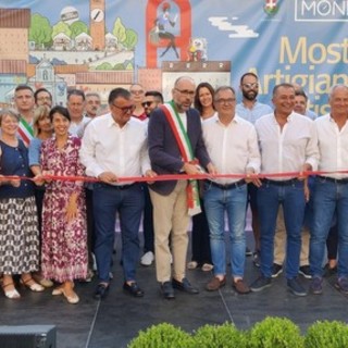 Il momento del taglio del nastro