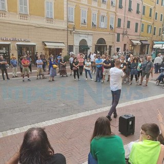 Il movimento 'No green pass' manifesta a Imperia: Loiacono arringa piazza San Giovanni
