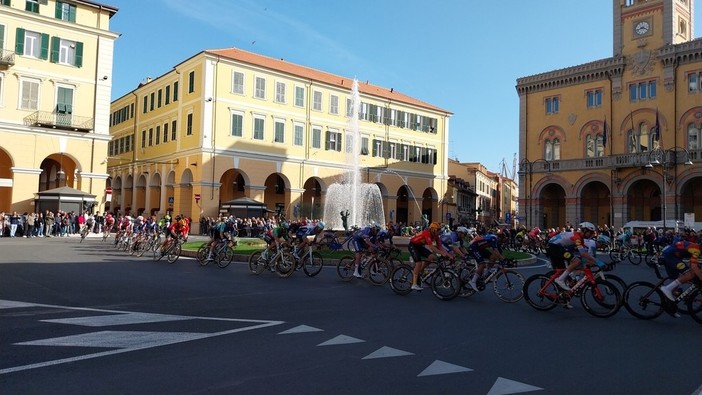 Inizia il conto alla rovescia per la Milano-Sanremo: a Imperia il suggestivo passaggio in piazza Dante Inizia il conto alla rovescia per la Milano-Sanremo: a Imperia il suggestivo passaggio in piazza Dante