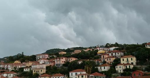 VIDEONOTIZIA. La microcella si forma su Imperia: pochi istanti prima del temporale